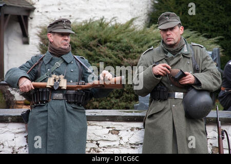 La Belgique. 16 déc, 2012. La reconstitution de la Bataille des Ardennes en Belgique durant la seconde guerre mondiale. Avec reconstitution de l'occupation de villages et bois environnants comme pendant l'hiver 1944/45. Affichage des positions américaines, au Recogne et des positions allemandes à Cobru (2 petits villages dans le sud de la Belgique). Banque D'Images