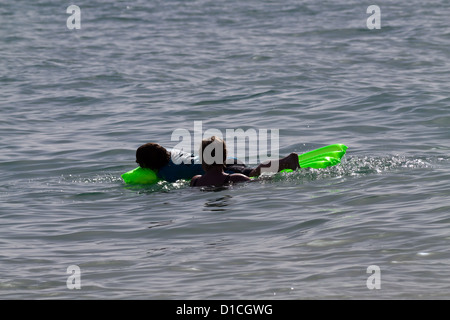 Lit d'air piscine sur l'océan Atlantique à Jandia Playa sur Fuerteventura, Espagne Banque D'Images