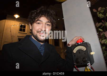 Radio, présentatrice TV, comédienne et DJ Alex Zane allume les lumières de Noël dans le village de Highgate, au nord de Londres. Banque D'Images