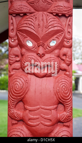 Poupou Maori, sculpté pour représenter une Figure ancestrale, l'entrée au Meeting House, Paihia, Nouvelle-Zélande, île du nord. Banque D'Images