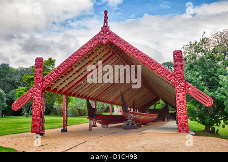 Canoë de guerre Ngatokimatawhaorua Maori (à droite), du Traité de Waitangi, Paihia, Nouvelle-Zélande, île du nord. Banque D'Images