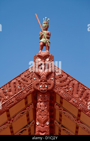 Tekoteko sculpté (figure masculine) Tematekapua, chef de Marae Maori (Maison de réunion), Ohinemutu Village, Rotorua, Nouvelle-Zélande. Banque D'Images