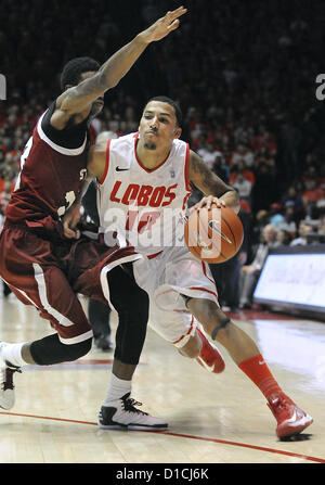 15 décembre 2012 - Albuquerque, NM, États-Unis - l'UNM'S #  10 Kendall Williams vers les disques durs avec la peinture NMSU # 23 Daniel Mullings garder samedi après-midi dans la fosse que le Lobos battre les Aggies 73-58. Samedi, 15 Décembre, 2012. (Crédit Image : © Jim Thompson/Albuquerque Journal/ZUMAPRESS.com) Banque D'Images