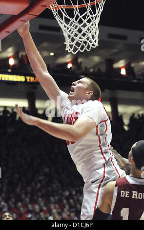 15 décembre 2012 - Albuquerque, NM, États-Unis - l'UNM'S #  53 Alex Kirk met en place la balle dans leur match contre NMSU samedi après-midi dans la fosse que les Lobos battre les Aggies 73-58. Samedi, 15 Décembre, 2012. (Crédit Image : © Jim Thompson/Albuquerque Journal/ZUMAPRESS.com) Banque D'Images