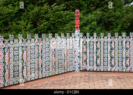 Clôture des Maoris, Jardins du gouvernement, Rotorua, île du nord, en Nouvelle-Zélande. Banque D'Images