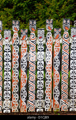 Clôture des Maoris, Jardins du gouvernement, Rotorua, île du nord, en Nouvelle-Zélande. Banque D'Images