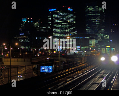 DLR train En arrivant à la station de DLR est de l'Inde montrant Canary Wharf gratte-ciel en arrière-plan, Londres, Angleterre, Royaume-Uni Banque D'Images