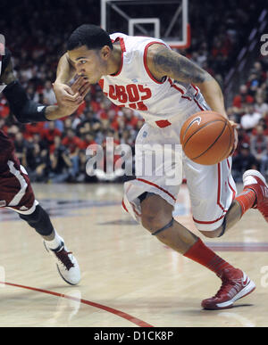 15 décembre 2012 - Albuquerque, NM, États-Unis - l'UNM'S #  10 Kendall Williams vers les disques durs avec la peinture NMSU # 23 Daniel Mullings garder samedi après-midi dans la fosse que le Lobos battre les Aggies 73-58. Samedi, 15 Décembre, 2012. (Crédit Image : © Jim Thompson/Albuquerque Journal/ZUMAPRESS.com) Banque D'Images