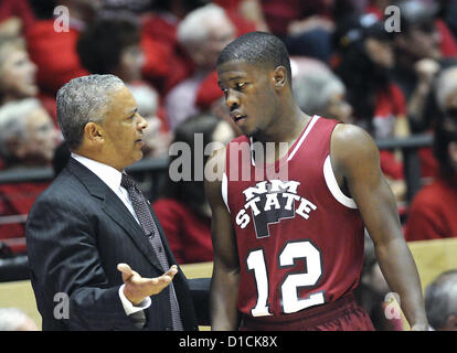 15 décembre 2012 - Albuquerque, NM, États-Unis - l'entraîneur NMSU Marvin Menzies a quelques mots avec # 12 K.C. Ross-Miller samedi après-midi dans la fosse que les Lobos battre les Aggies 73-58. Samedi, 15 Décembre, 2012. (Crédit Image : © Jim Thompson/Albuquerque Journal/ZUMAPRESS.com) Banque D'Images