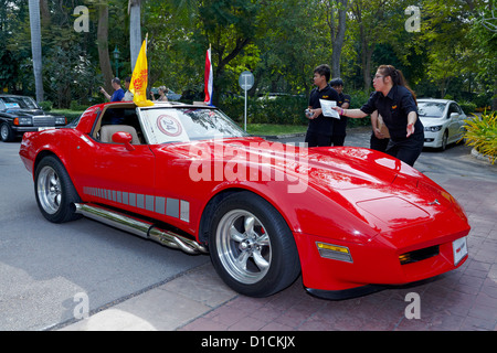 Les concours d'élégance et Chevrolet Corvette gagnante à un rallye de voitures anciennes. S. E. Asie Thaïlande Banque D'Images