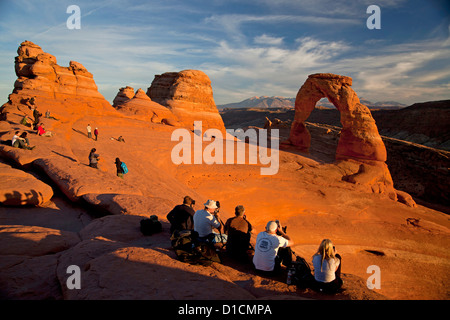 Les touristes et les photographes à Delicate Arch, le symbole de l'Utah Arches National Park, juste à l'extérieur de Moab, Utah, USA Banque D'Images
