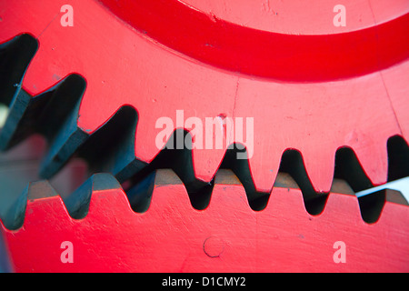 Vue rapprochée de l'énorme roue dentée du moteur train Banque D'Images