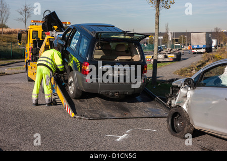 Les preuves et les traces de la police fixe après un accident de voiture. Banque D'Images