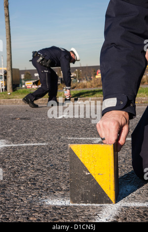 Les preuves et les traces de la police fixe après un accident de voiture. Banque D'Images