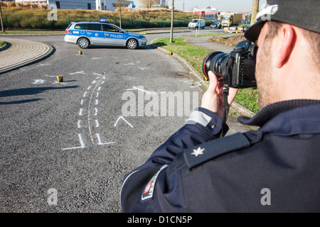 Les preuves et les traces de la police fixe après un accident de voiture. Banque D'Images