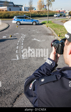 Les preuves et les traces de la police fixe après un accident de voiture. Banque D'Images