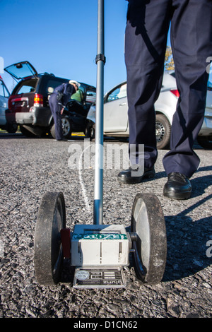 Les preuves et les traces de la police fixe après un accident de voiture. Banque D'Images