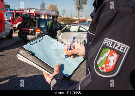 Les preuves et les traces de la police fixe après un accident de voiture. Banque D'Images