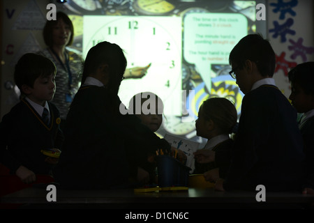 Des écoliers dans une leçon Apprendre à dire à la fois à Notre Dame et St Werburgh's Catholic Primary School à Newcastle-under-Lym Banque D'Images