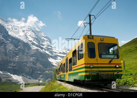 Train Jaune Kleine Scheidegg Oberland bernois Suisse Banque D'Images