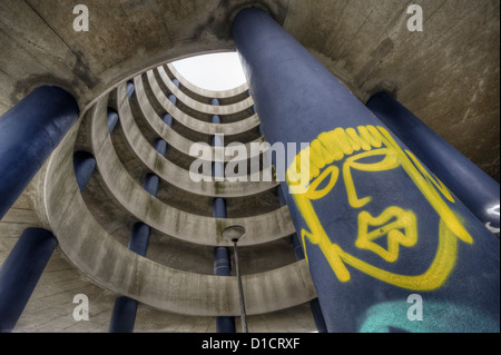 Rampes de béton en spirale d'un grand parking couvert Banque D'Images