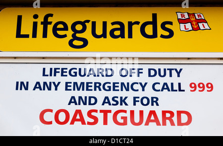 Lifeguard et signe de garde-côtes, Greve de Leque, Jersey, Channel Islands, Royaume-Uni Banque D'Images