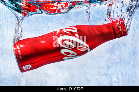 Bouteille de coke splash dans l'eau froide Banque D'Images