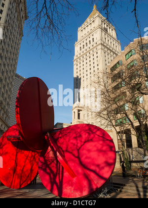 5 en 1, Abstract Art Sculpture en plein air dans une Plaza de la police avec la U.S. Courthouse,NYC Banque D'Images