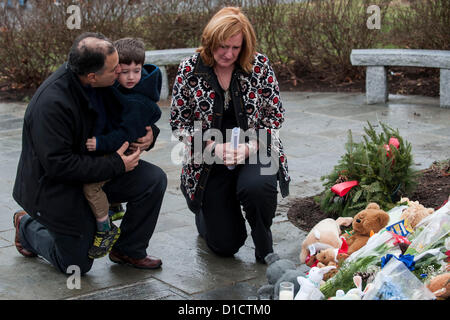 Newtown, CT, USA. 16 déc, 2012. Les gens se rassemblent à la memorial sites pour les victimes de l'école élémentaire de Sandy Hook à tirer sur l'église Sainte Rose de Lima à Newtown, TC dimanche matin dans la région de Newtown, CT le 16 décembre 2012. (Photo par Gordon M. Grant/Alamy Live News) Banque D'Images