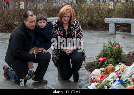 Newtown, CT, USA. 16 déc, 2012. Les gens se rassemblent à la memorial sites pour les victimes de l'école élémentaire de Sandy Hook à tirer sur l'église Sainte Rose de Lima à Newtown, TC dimanche matin dans la région de Newtown, CT le 16 décembre 2012. (Photo par Gordon M. Grant/Alamy Live News) Banque D'Images