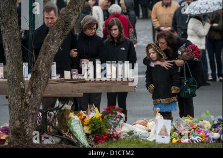 Newtown, CT, USA. 16 déc, 2012. Les gens se rassemblent à la memorial sites pour les victimes de l'école élémentaire de Sandy Hook à tirer sur l'église Sainte Rose de Lima à Newtown, TC dimanche matin dans la région de Newtown, CT le 16 décembre 2012. (Photo par Gordon M. Grant/Alamy Live News) Banque D'Images