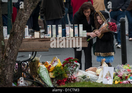 Newtown, CT, USA. 16 déc, 2012. Les gens se rassemblent à la memorial sites pour les victimes de l'école élémentaire de Sandy Hook à tirer sur l'église Sainte Rose de Lima à Newtown, TC dimanche matin dans la région de Newtown, CT le 16 décembre 2012. (Photo par Gordon M. Grant/Alamy Live News) Banque D'Images