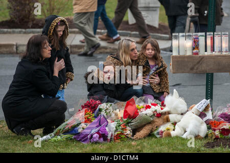 Newtown, CT, USA. 16 déc, 2012. Les gens se rassemblent à la memorial sites pour les victimes de l'école élémentaire de Sandy Hook à tirer sur l'église Sainte Rose de Lima à Newtown, TC dimanche matin dans la région de Newtown, CT le 16 décembre 2012. (Photo par Gordon M. Grant/Alamy Live News) Banque D'Images