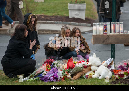 Newtown, CT, USA. 16 déc, 2012. Les gens se rassemblent à la memorial sites pour les victimes de l'école élémentaire de Sandy Hook à tirer sur l'église Sainte Rose de Lima à Newtown, TC dimanche matin dans la région de Newtown, CT le 16 décembre 2012. (Photo par Gordon M. Grant/Alamy Live News) Banque D'Images