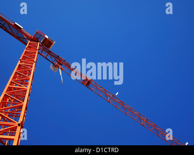 Grue de Construction orange sur fond de ciel bleu vu de sous Banque D'Images