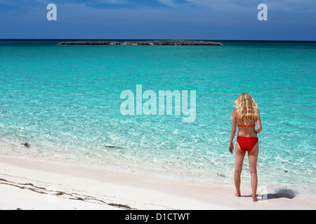 Blond woman on tropical beach, Cayo Santa Maria, Cuba Banque D'Images