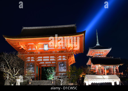 Le Temple Kiyomizu-dera porte principale à Kyoto, au Japon. Banque D'Images