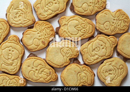 Amis de fête Cadbury biscuits mis sur fond blanc Banque D'Images