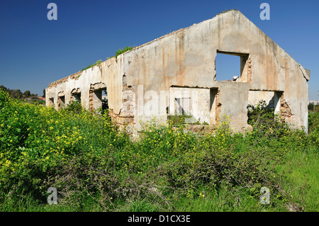 Vieille maison abandonnée ruiné avec le temps. Banque D'Images