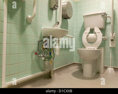 Une salle de toilettes pour handicapés dans un magasin de mode Banque D'Images