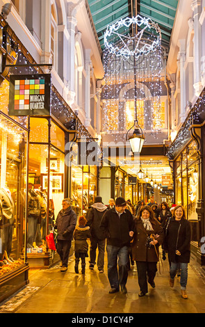 Les acheteurs de Noël dans l'une des arcades victoriennes de Cardiff, Pays de Galles, Royaume-Uni Banque D'Images