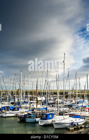 Bateaux amarrés dans Tollesbury Marina. Banque D'Images