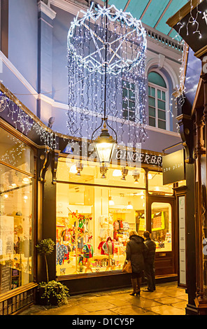 Les acheteurs de Noël dans l'une des arcades victoriennes de Cardiff, Pays de Galles, Royaume-Uni Banque D'Images