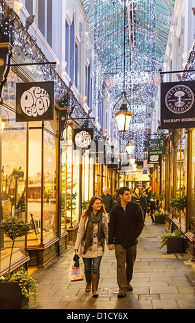 Les acheteurs de Noël dans l'une des arcades victoriennes de Cardiff, Pays de Galles, Royaume-Uni Banque D'Images