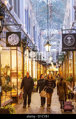 Les acheteurs de Noël dans l'une des arcades victoriennes de Cardiff, Pays de Galles, Royaume-Uni Banque D'Images