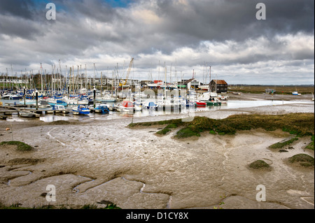 Mudflats exposés à marée basse dans les salées de Tollesbury et Marina dans l'Essex. Banque D'Images