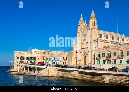 Malte, St Julians Bay. .L'église des Carmélites Centre et à la tête de la baie de Balluta Banque D'Images