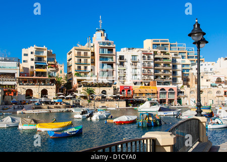 La baie de Spinola avec restaurants, Saint Julian's, Malte, Méditerranée, Europe Banque D'Images