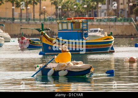 Le port et l'église à Marsaskala sur l'île méditerranéenne de Malte Banque D'Images