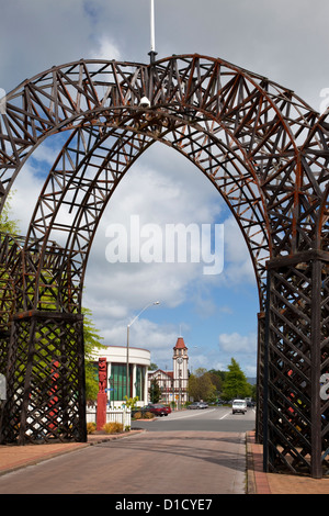 Portes d'entrée dans les jardins, à l'extérieur depuis les jardins, vers la tour de l'horloge. Rotorua, Nouvelle-Zélande. Banque D'Images